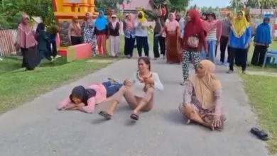 Ibu-Ibu di Desa Napalakura Muna Protes Kedatangan Pemda: Turun ke Jalan hingga Bakar Ban