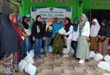Forhati Sultra Salurkan 155 Sembako ke Pedagang Perempuan di Kendari