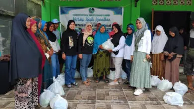 Forhati Sultra Salurkan 155 Sembako ke Pedagang Perempuan di Kendari