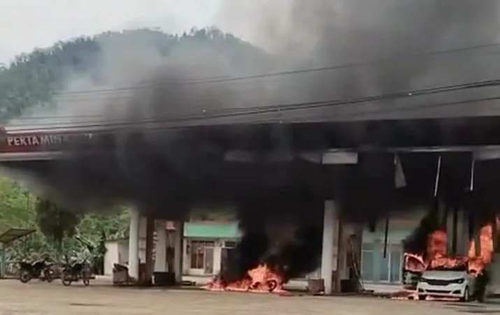 Dua Kendaraan Hangus Terbakar di SPBU Andowia Konawe Utara, Satu Anggota Polisi Alami Luka Bakar