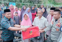 Bupati Muna Barat Salurkan Bantuan Pangan, Janji Bangunkan Rumah Warga Korban Kebakaran