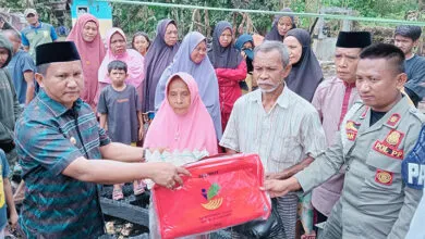 Bupati Muna Barat Salurkan Bantuan Pangan, Janji Bangunkan Rumah Warga Korban Kebakaran