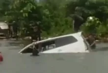 Sebuah Mobil Terjatuh dari Pincara saat Menyeberangi Banjir di Jalan Trans Sulawesi Konawe Utara