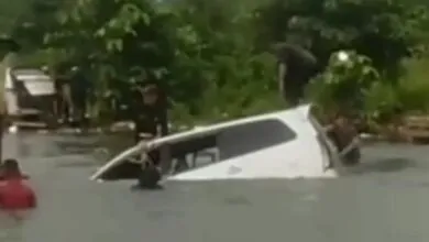 Sebuah Mobil Terjatuh dari Pincara saat Menyeberangi Banjir di Jalan Trans Sulawesi Konawe Utara