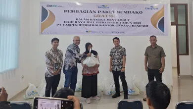PT Taspen Salurkan Paket Sembako kepada Pegawai DLHK Kendari
