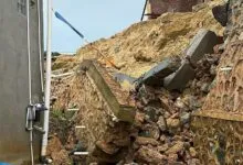 Rumah Warga Nyaris Tertimbun Tanah Usai Talut Pembatas Perumahaan BTN Madinah Puuwatu Jebol