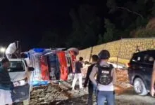 Sebuah Truk Bermuatan Coklat Terbalik di Jalan Poros Kolaka-Kolaka Utara