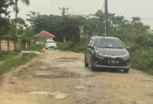 Warga Keluhkan Akses Jalan Lampareng 2 Rusak, Warga Minta Pemkot dan Pemprov Sultra Kolaborasi Lakukan Perbaikan