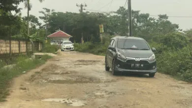 Warga Keluhkan Akses Jalan Lampareng 2 Rusak, Warga Minta Pemkot dan Pemprov Sultra Kolaborasi Lakukan Perbaikan