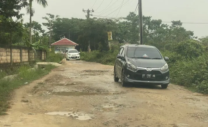 Warga Keluhkan Akses Jalan Lampareng 2 Rusak, Warga Minta Pemkot dan Pemprov Sultra Kolaborasi Lakukan Perbaikan