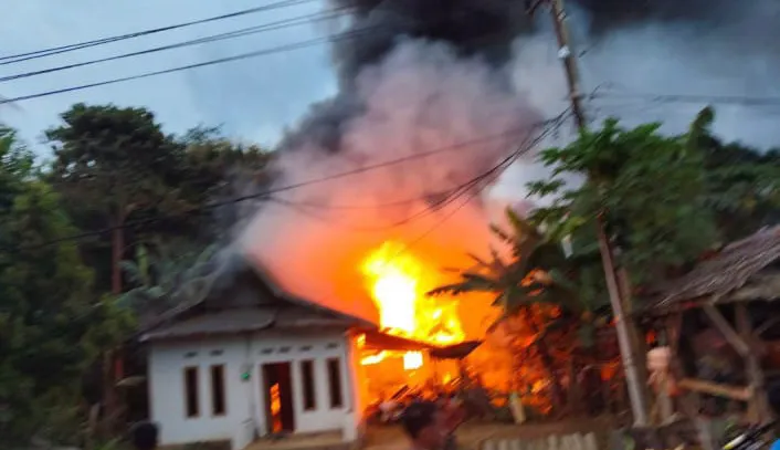 Rumah Seorang Lansia di Muna Barat Terbakar