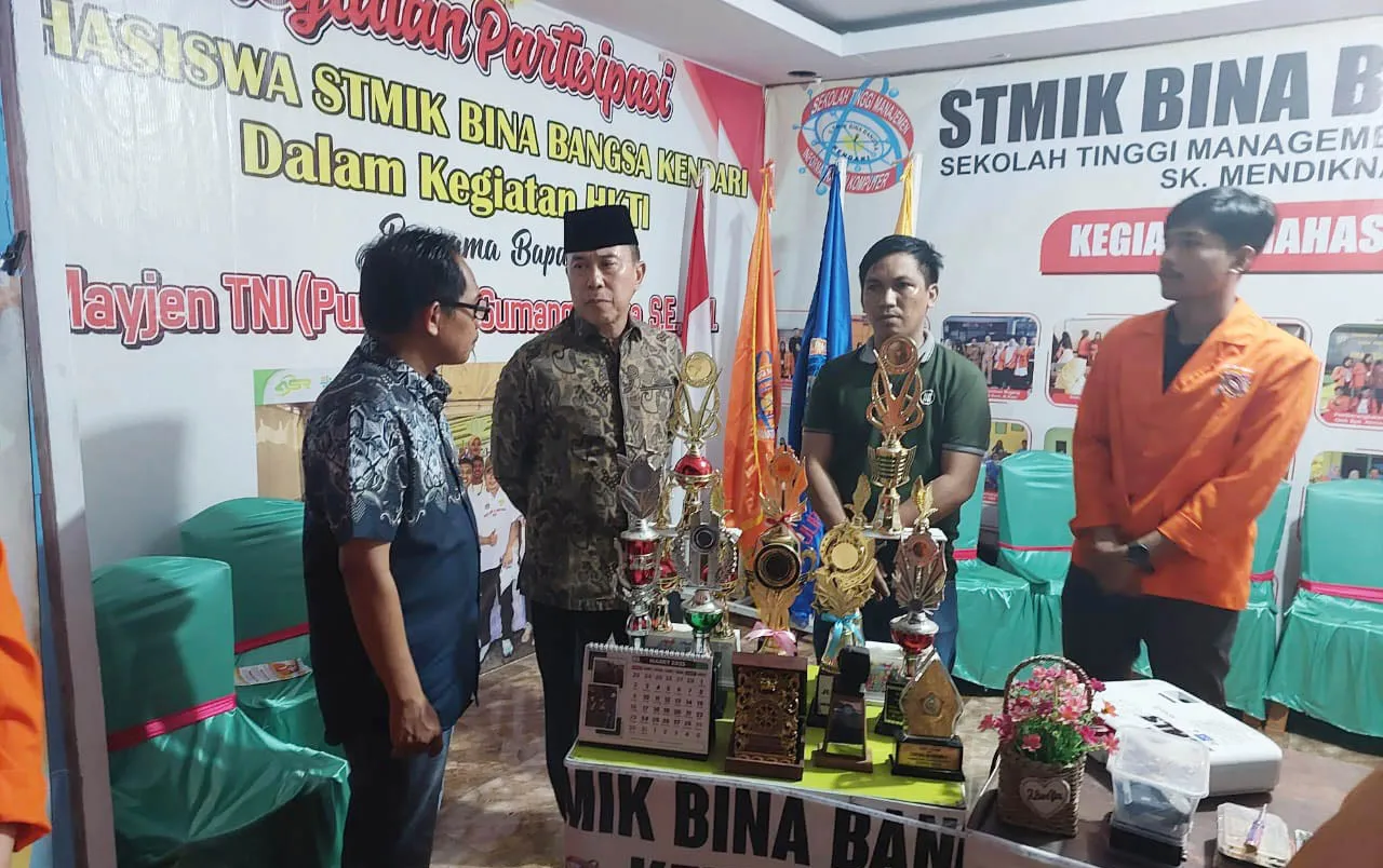 Kunjungi Stand STMIK Bina Bangsa Kendari, Gubernur Sultra Bakal Beri Beasiswa