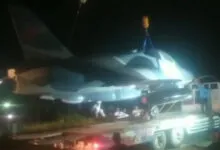 Monumen Pesawat Tempur di Jalan Bypass Raha Muna Dipindahkan Pakai Truk Tronton