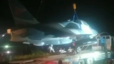 Monumen Pesawat Tempur di Jalan Bypass Raha Muna Dipindahkan Pakai Truk Tronton