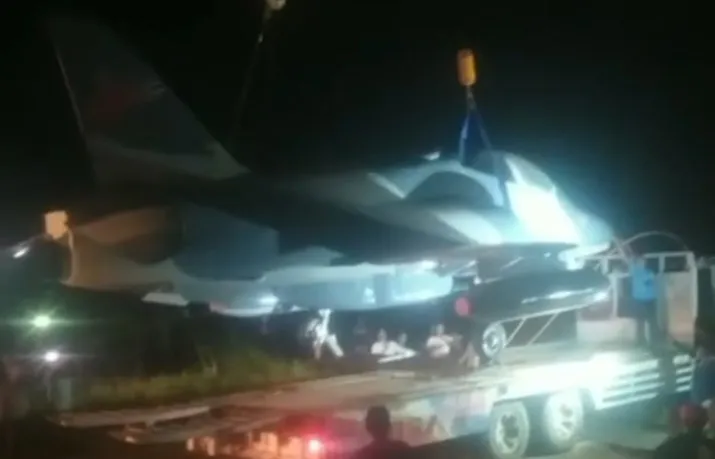 Monumen Pesawat Tempur di Jalan Bypass Raha Muna Dipindahkan Pakai Truk Tronton
