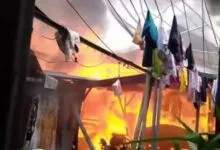Kebakaran Hebat Melanda Dua Unit Rumah Warga di Baubau