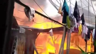 Kebakaran Hebat Melanda Dua Unit Rumah Warga di Baubau