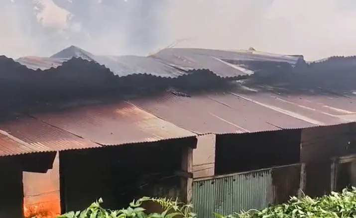 Rumah di Kendari Terbakar, Tim Pemadam Kebakaran Turunkan Dua Unit Mobil Pemadam