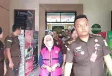 Mantan Sekda Kendari Nahwa Umar Resmi Ditahan Jaksa, Sempat Ditunda karena Alasan Sakit