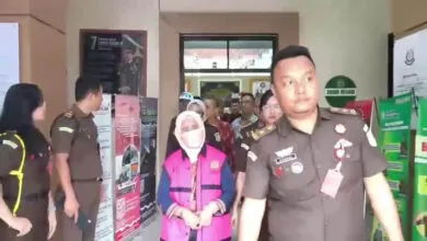 Mantan Sekda Kendari Nahwa Umar Resmi Ditahan Jaksa, Sempat Ditunda karena Alasan Sakit