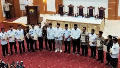 Menteri ATR/BPN Serahkan 445 Sertifikat Tanah Aset Pemda dan Wakaf Rumah Ibadah