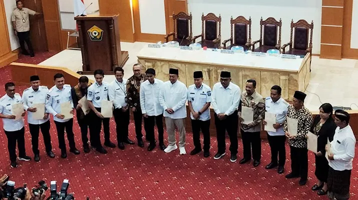 Menteri ATR/BPN Serahkan 445 Sertifikat Tanah Aset Pemda dan Wakaf Rumah Ibadah