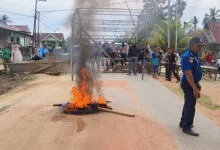 Geram Terduga Pelaku Penganiayaan belum Ditangkap, Warga Desa Puao Blokir Jalan Poros Kendari-Motaha