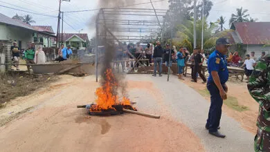 Geram Terduga Pelaku Penganiayaan belum Ditangkap, Warga Desa Puao Blokir Jalan Poros Kendari-Motaha