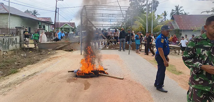 Geram Terduga Pelaku Penganiayaan belum Ditangkap, Warga Desa Puao Blokir Jalan Poros Kendari-Motaha