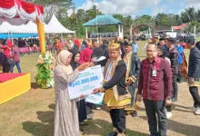 Bupati Muna Barat Serahkan Santunan Jaminan Kematian terhadap 10 Ahli Waris Pekerja Rentan