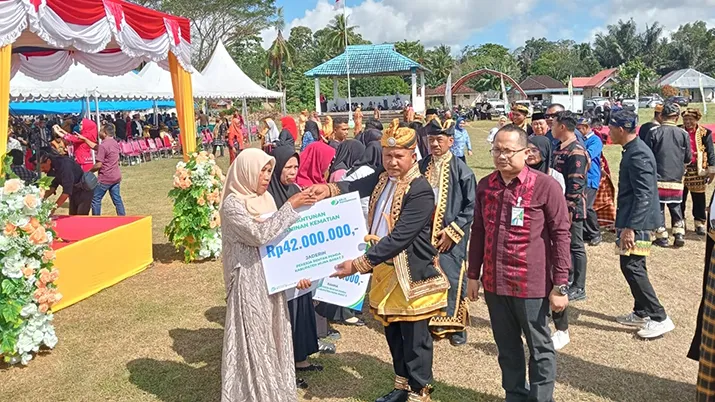Bupati Muna Barat Serahkan Santunan Jaminan Kematian terhadap 10 Ahli Waris Pekerja Rentan