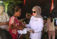 Kadin Kolaka Beri Santunan ke 13 KK dan Dana Pendidikan Korban Kebakaran di Pomalaa