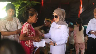 Kadin Kolaka Beri Santunan ke 13 KK dan Dana Pendidikan Korban Kebakaran di Pomalaa