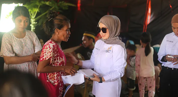 Kadin Kolaka Beri Santunan ke 13 KK dan Dana Pendidikan Korban Kebakaran di Pomalaa