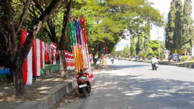 Jelang HUT RI, Penjual Bendera Merah Putih Mulai Marak di Kendari