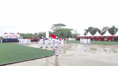 Lapangan Licin Tak Surutkan Semangat Paskibraka Kendari Kibarkan Merah Putih