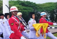 Wa Ode Ariqa, Siswi SMAN 5 Kendari Pembawa Baki pada Upacara HUT ke-80 RI Tingkat Provinsi