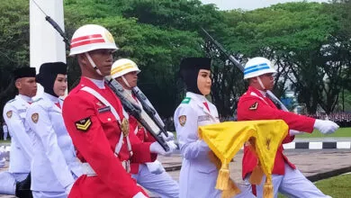 Wa Ode Ariqa, Siswi SMAN 5 Kendari Pembawa Baki pada Upacara HUT ke-80 RI Tingkat Provinsi