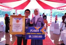 Kreatif! Siswa SMAN 3 Bombana Buat Sabun dari Bunga Tahi Ayam