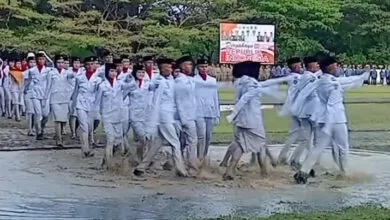 Melewati Kubangan Air, Paskibraka Muna Sukses Laksanakan Tugas Penurunan Bendera