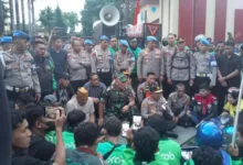 Penuh Keakraban, Kapolda Sultra Temui Ojol Kendari saat Demo Solidaritas untuk Affan Kurniawan