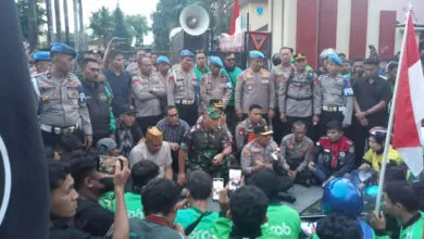 Penuh Keakraban, Kapolda Sultra Temui Ojol Kendari saat Demo Solidaritas untuk Affan Kurniawan