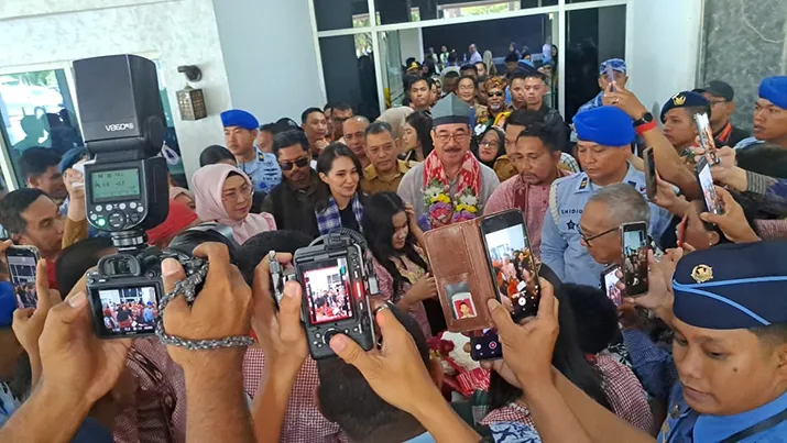 Jadi Idola, Masyarakat Kendari Antusias Sambut Kedatangan Gubernur Maluku Utara Sherly Tjoanda