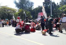 Peserta Karnaval Juang HUT ke-80 RI Tampilkan Teatrikal Rakyat Indonesia Melawan Penjajah