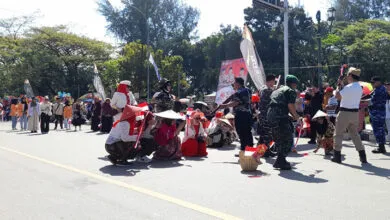 Peserta Karnaval Juang HUT ke-80 RI Tampilkan Teatrikal Rakyat Indonesia Melawan Penjajah