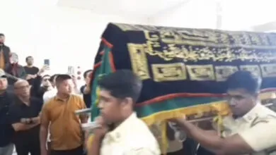 Detik-Detik Jenazah Rektor UHO Disemayamkan di Auditorium Mokodompit