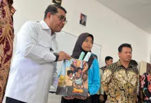 Kunjungi SRMP 25 Kendari, Menteri Ekonomi Kreatif Tegaskan Pentingnya Industri Kreatif