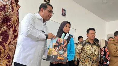Kunjungi SRMP 25 Kendari, Menteri Ekonomi Kreatif Tegaskan Pentingnya Industri Kreatif