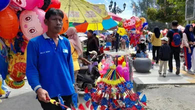 Meriahnya Gerak Jalan, Bikin Pedagang Kaki Lima Raup Cuan