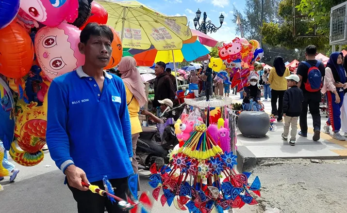 Meriahnya Gerak Jalan, Bikin Pedagang Kaki Lima Raup Cuan